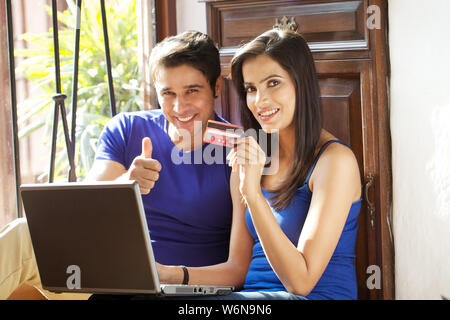 Couple faisant des achats en ligne avec une carte de crédit Banque D'Images