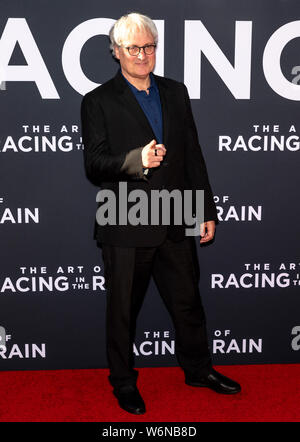 Los Angeles, CA - août 01, 2019 : Simon Curtis assiste à la première de 'l'Art de la course sous la pluie' tenue à El Capitan Theatre Banque D'Images