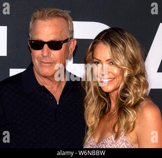 Los Angeles, CA - août 01, 2019 : Kevin Costner et Christine Baumgartner assister à la première de 'l'Art de la course sous la pluie", tenue à El Capitan Banque D'Images