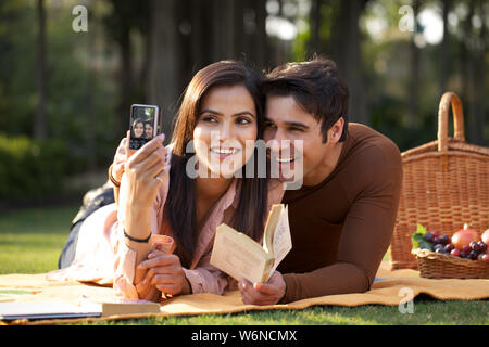 Couple taking photo d'eux-mêmes Banque D'Images