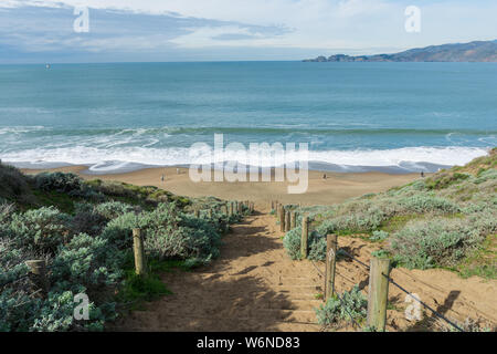 Escalier d'ocean beach à San Francisco sur la côte de sable avec des journaux en bois épais. Banque D'Images