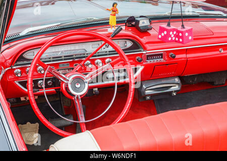 L'intérieur d'une vieille voiture américaine classique avec un record player Banque D'Images