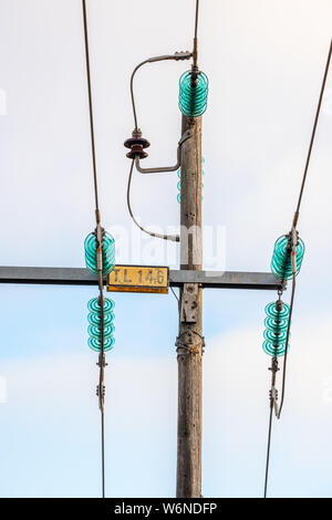 Les poteaux de la ligne électrique avec des câbles d'alimentation Banque D'Images