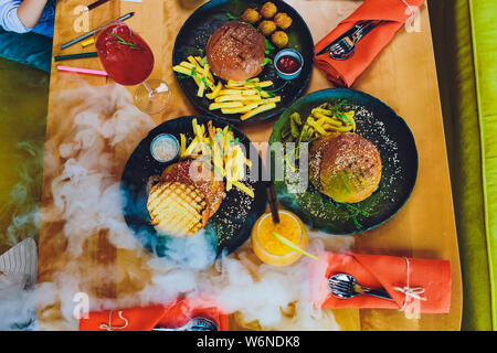 Rouge, vert, noir mini-hamburgers avec le quinoa et les légumes. Banque D'Images