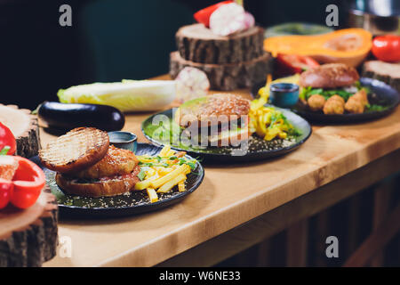 Rouge, vert, noir mini-hamburgers avec le quinoa et les légumes. Banque D'Images