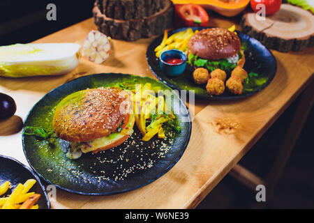 Rouge, vert, noir mini-hamburgers avec le quinoa et les légumes. Banque D'Images