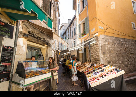 Vence niché dans les collines de la département des Alpes Maritimes dans la région Provence-Alpes-Côte d'Azur, dans le sud-est de la France entre Nice et Antibes Banque D'Images