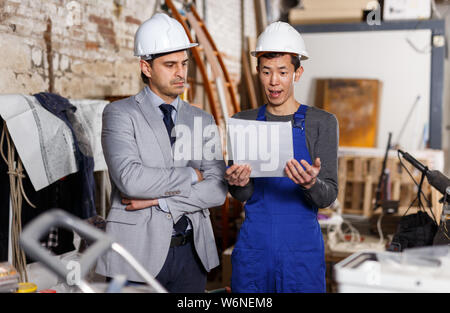 Constructeur professionnel asiatique n'est pas d'accord avec les conditions de la coopération offerte par l'employeur Banque D'Images