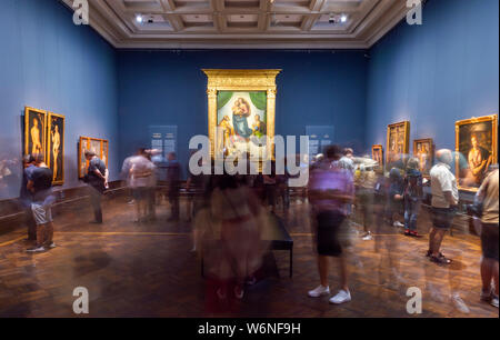 Dresde, Allemagne. 09Th Aug 2019. Les visiteurs marchent à travers l'exposition 'Glanzlichter der Gemäldegalerie Alte Meister" (points saillants de la Galerie des vieux maîtres) dans le bâtiment Semper (photo avec la durée de l'exposition). Dans l'arrière-plan est l'œuvre de Raphaël "istine Madonna'. L'exposition dure du 2 août au 3 novembre 2019 et offre un aperçu de la 3800 œuvres de la collection. Credit : Matthias Rietschel/dpa-Zentralbild/ZB/dpa/Alamy Live News Banque D'Images