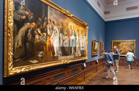 Dresde, Allemagne. 09Th Aug 2019. Bartolomé Esteban Murillo 'le travail de la mort de Saint Clare' (l) est présenté dans l'exposition "Faits saillants de la Galerie des vieux maîtres' dans le Semperbau. L'exposition dure du 2 août au 3 novembre 2019 et offre un aperçu de la 3800 œuvres de la collection. Credit : Matthias Rietschel/dpa-Zentralbild/ZB/dpa/Alamy Live News Banque D'Images