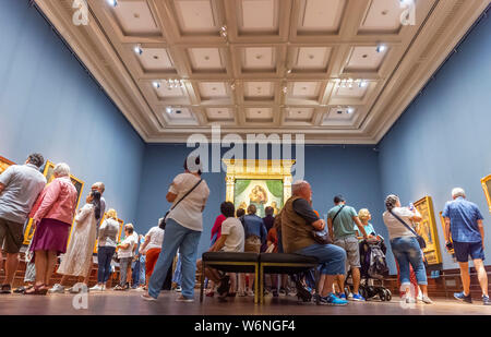 Dresde, Allemagne. 09Th Aug 2019. De nombreux visiteurs se tenir dans l'exposition "Faits saillants de la Gemäldegalerie Alte Meister' dans le Semperbau. Dans l'arrière-plan se bloque le travail "istine Madone" par Raphaël. L'exposition dure du 2 août au 3 novembre 2019 et offre un aperçu de la 3800 œuvres de la collection. Credit : Matthias Rietschel/dpa-Zentralbild/ZB/dpa/Alamy Live News Banque D'Images