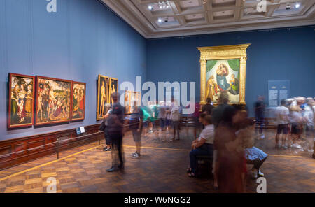 Dresde, Allemagne. 09Th Aug 2019. De nombreux visiteurs sont à la recherche du travail à Raffael "istine Madonna' (r) dans l'exposition "Faits saillants de la Galerie des vieux maîtres' dans Semperbau. L'exposition dure du 2 août au 3 novembre 2019 et offre un aperçu de la 3800 œuvres de la collection. Credit : Matthias Rietschel/dpa-Zentralbild/ZB/dpa/Alamy Live News Banque D'Images