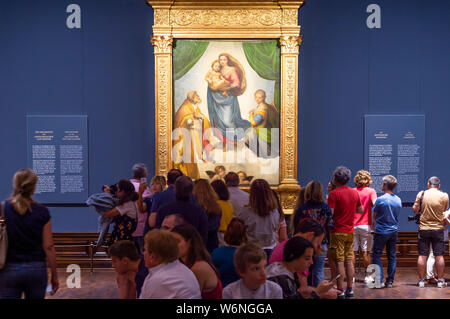 Dresde, Allemagne. 09Th Aug 2019. De nombreux visiteurs, regardez le travail de Raphaël "istine Madone" dans l'exposition "Faits saillants de la Galerie des vieux maîtres' dans le bâtiment Semper. L'exposition dure du 2 août au 3 novembre 2019 et offre un aperçu de la 3800 œuvres de la collection. Credit : Matthias Rietschel/dpa-Zentralbild/ZB/dpa/Alamy Live News Banque D'Images