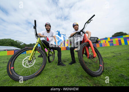 Edinburgh, Ecosse, Royaume-Uni. 2 août 2019. Danny MacAskill cavaliers professionnels cliniques et Duncan Shaw effectuer des astuces sur les prés. Danny MacAskill's Drop & Roll Live est un fait saillant de cette année, le point faible du moyeu du Cirque programme. Sur la photo de gauche Duncan Shaw et Danny MacAskill Iain Masterton/Alamy Live News Banque D'Images