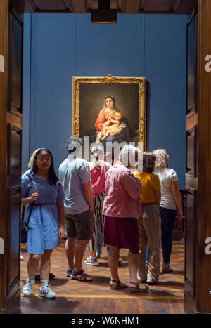 Dresde, Allemagne. 09Th Aug 2019. De nombreux visiteurs sont à la recherche à l'œuvre "mary avec l'enfant' par Bartolomé Esteban Murillo dans l'exposition "Faits saillants de la Galerie des vieux maîtres' dans le bâtiment Semper. L'exposition dure du 2 août au 3 novembre 2019 et offre un aperçu de la 3800 œuvres de la collection. Credit : Matthias Rietschel/dpa-Zentralbild/ZB/dpa/Alamy Live News Banque D'Images