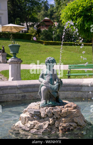 Château Tivoli et une fontaine en face d'elle Banque D'Images