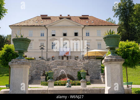 Château Tivoli et une fontaine en face d'elle Banque D'Images