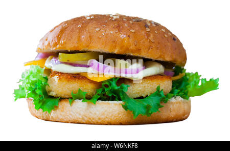 Hamburger grillé savoureux avec du poulet, concombre, fromage et laitue à la plaque. Plus isolé sur fond blanc Banque D'Images