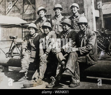 (190801) -- ANSHAN, 1er août 2019 (Xinhua) -- Copie photo montre Li travailleur Yanjia (1re L, avant) posant avec ses collègues sur son lieu de travail d'Ansteel Group Co., Ltd. à Anshan, province de Liaoning, du nord-est de la Chine, en 1984. Né de gravats dans la ville d'Anshan, dans le nord-est de la Chine, 70 ans, était "le berceau Ansteel de l'industrie sidérurgique de la Chine" ainsi que le premier géant de fer et d'acier construit après la fondation de la République populaire de Chine il y a 70 ans. En ce moment, Ansteel est en mesure de produire environ 40 millions de tonnes de fer et d'acier par an. Son acier peuvent être trouvés dans de nombreux projets emblématiques inclu Banque D'Images