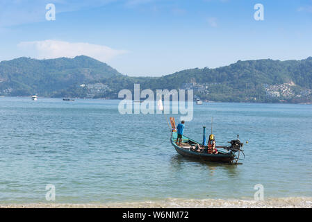 Phuket, Thaïlande, Patong Beach, 04/19/2019 - recherche sur la mer et un bateau de pêche continentale avec en premier plan. Banque D'Images