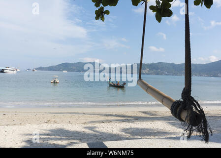 Phuket, Thaïlande, Patong Beach, 04/19/2019 - recherche sur la mer et un bateau de pêche continentale avec en premier plan. Banque D'Images