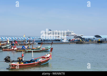 Phuket, Thaïlande, Patong Beach, 04/19/2019 - terminal de croisière à la recherche sur la mer en direction d'une grande croisière. Mme Norwegian Jewel Banque D'Images