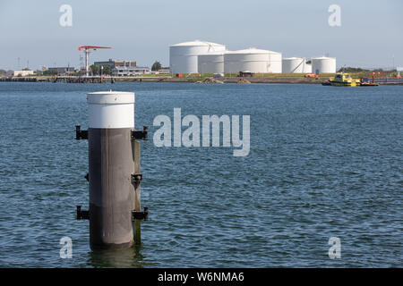 Dutch Harbor Vlissingen avec borne d'acier et les réservoirs de stockage de combustible Banque D'Images