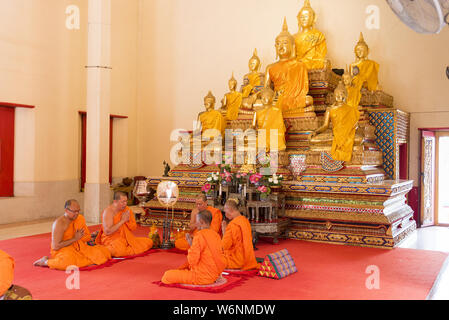 Phuket, Thaïlande, 04/19/2019 - Groupe de moines bouddhistes priant ensemble au temple de Chalong. Banque D'Images