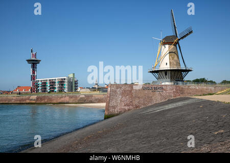 Moulin à vent traditionnel néerlandais digue près de ville à Vlissingen Banque D'Images