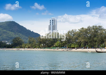 Phuket, Thaïlande, Patong Beach, 04/19/2019 - à la recherche sur le front vers les hôtels touristiques. Banque D'Images