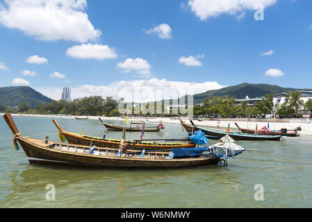 Phuket, Thaïlande, Patong Beach, 04/19/2019 - recherche sur la mer et un bateau de pêche continentale avec en premier plan. Banque D'Images