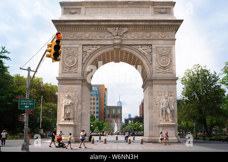 Parc de Washington Square arch, vue en été de la Washington Memorial Arch dans Greenwich Village (Village de l'Ouest), New York City, USA Banque D'Images