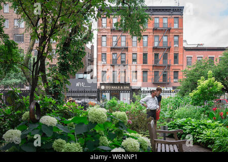 New York, vue jardin en été des personnes visitant le Jefferson Market Garden à Greenwich Avenue dans le West Village, New York, Manhattan, USA. Banque D'Images