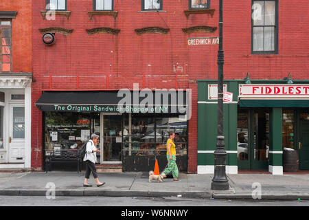 Rue de Greenwich Village, vue de promeneurs sur Greenwich Avenue dans le centre de Greenwich Village (Village de l'Ouest), la ville de New York, USA. Banque D'Images