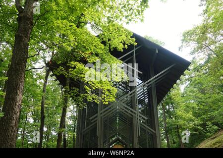 EUREKA SPRINGS, AK -28 JUIN 2019- Vue de la chapelle, un Thorncrown bois historique chapelle dans les bois d'Eureka Springs, Arkansas, inscrites à la nationa Banque D'Images