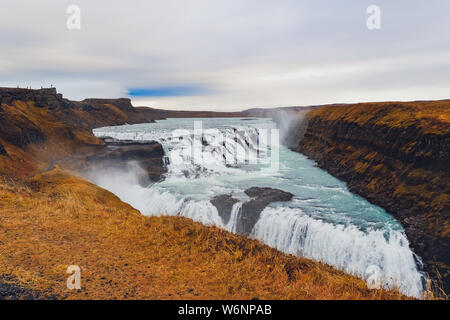 Cascade de Gullfoss célèbre sur le cercle d'or au côté ouest de l'Islande près de Reykjavik. Banque D'Images