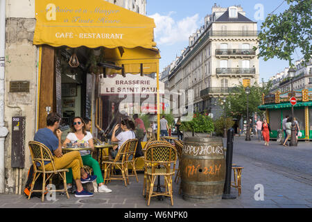 Cafe De Paris Marais - les clients assis à l'Elephant Du Nil cafe dans quartier du Marais à Paris, France, Europe. Banque D'Images