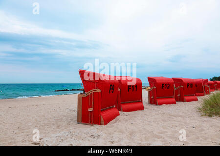 Chaises de plage à capuchon rouge à la côte de la mer Baltique de Waabs, Schleswig-Holstein