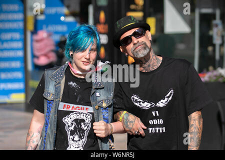 Blackpool, Lancashire, Royaume-Uni. 2 Août, 2019. Max & Annie à la rébellion Festival, le plus grand festival punk à Blackpool. Au début du mois d'août, jardins d'hiver de Blackpool est l'hôte d'une grande gamme de punk de la 21e édition du Festival de la rébellion attirant des milliers de touristes dans la station. Plus de 4 jours tous les mois d'août dans la région de Blackpool, le meilleur en matière de Punk se rassemblent pour cet événement social de l'année avec 4 jours de musique sur 6 étapes avec des masses de bandes. Crédit ; Crédit : MediaWorldImages/Alamy Live News Banque D'Images