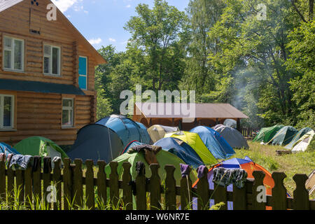 Clôturé, gardé avec base camping Tentes. Près de la maison, d'un belvédère et un lieu d'un incendie. Les choses sont le séchage sur la clôture. Banque D'Images