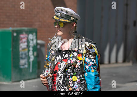 Punk Rocker portant une veste en cuir couverte de badges Blackpool, Lancashire, Royaume-Uni.Août 2019.Festival de la rébellion le plus grand festival punk du monde à Blackpool.Au début du mois d'août, les jardins d'hiver de Blackpool accueillent un grand nombre de groupes punk pour la 21e édition du festival de la rébellion, attirant des milliers de touristes dans la station.Plus de 4 jours chaque mois d'août à Blackpool, le meilleur de Punk rassemblement pour cet événement social de l'année avec 4 jours de musique sur 6 étapes avec des masses de groupes. Banque D'Images