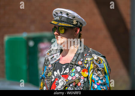 Punk Rocker portant une veste en cuir couverte de badges Blackpool, Lancashire, Royaume-Uni.Août 2019.Festival de la rébellion le plus grand festival punk du monde à Blackpool.Au début du mois d'août, les jardins d'hiver de Blackpool accueillent un grand nombre de groupes punk pour la 21e édition du festival de la rébellion, attirant des milliers de touristes dans la station.Plus de 4 jours chaque mois d'août à Blackpool, le meilleur de Punk rassemblement pour cet événement social de l'année avec 4 jours de musique sur 6 étapes avec des masses de groupes. Banque D'Images