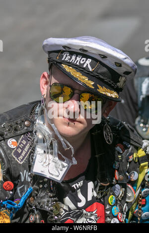 Punk Rocker portant une veste en cuir couverte de badges Blackpool, Lancashire, Royaume-Uni.Août 2019.Festival de la rébellion le plus grand festival punk du monde à Blackpool.Au début du mois d'août, les jardins d'hiver de Blackpool accueillent un grand nombre de groupes punk pour la 21e édition du festival de la rébellion, attirant des milliers de touristes dans la station.Plus de 4 jours chaque mois d'août à Blackpool, le meilleur de Punk rassemblement pour cet événement social de l'année avec 4 jours de musique sur 6 étapes avec des masses de groupes. Banque D'Images