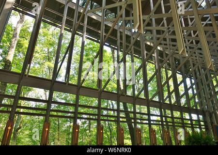 EUREKA SPRINGS, AK -28 JUIN 2019- Vue de la chapelle, un Thorncrown bois historique chapelle dans les bois d'Eureka Springs, Arkansas, inscrites à la nationa Banque D'Images