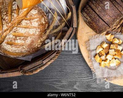 La composition avec variété de produits de boulangerie sur table en bois Banque D'Images
