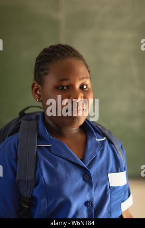Portrait of a smiling elementary school girl Banque D'Images