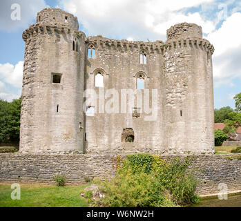 Ruines de Nunney castle, Somerset, England, UK construit au 14e siècle, ruiné par la guerre civile Banque D'Images