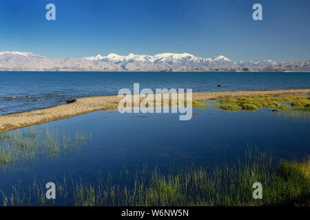 Le magnifique lac Karakul par la route du Pamir. Vue sur le lac et le pic Lénine près de Karakul village dans le Pamir, au Tadjikistan, en Asie centrale. Banque D'Images