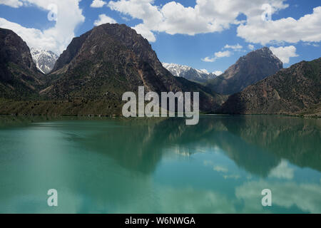 La belle Iskander Kul trekking destination. Vue sur le lac de la montagne du ventilateur au Tadjikistan, en Asie centrale. Banque D'Images