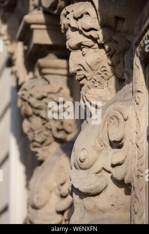 Paris 4ème arrondissement, caryatides sur la façade de l'école Masillon, Quai des Célestins Banque D'Images